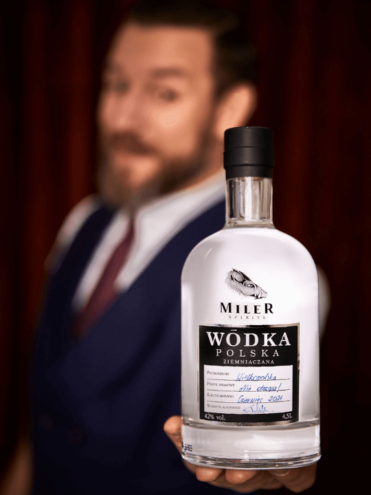Ręcznie wypisana etykieta z datą rozlewu - Miler Spirits